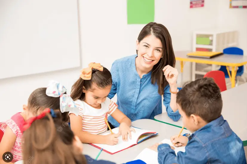 ¿Cuál es el sueldo de una profesora de kinder?